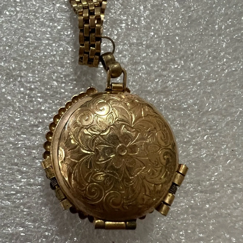 Lisner Rare Gold plated Locket Necklace Antique design in both sides - Picture 11 of 14
